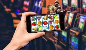 Meja European Roulette di borneo jitu menampilkan roda dan tata letak taruhan dengan nomor dan warna